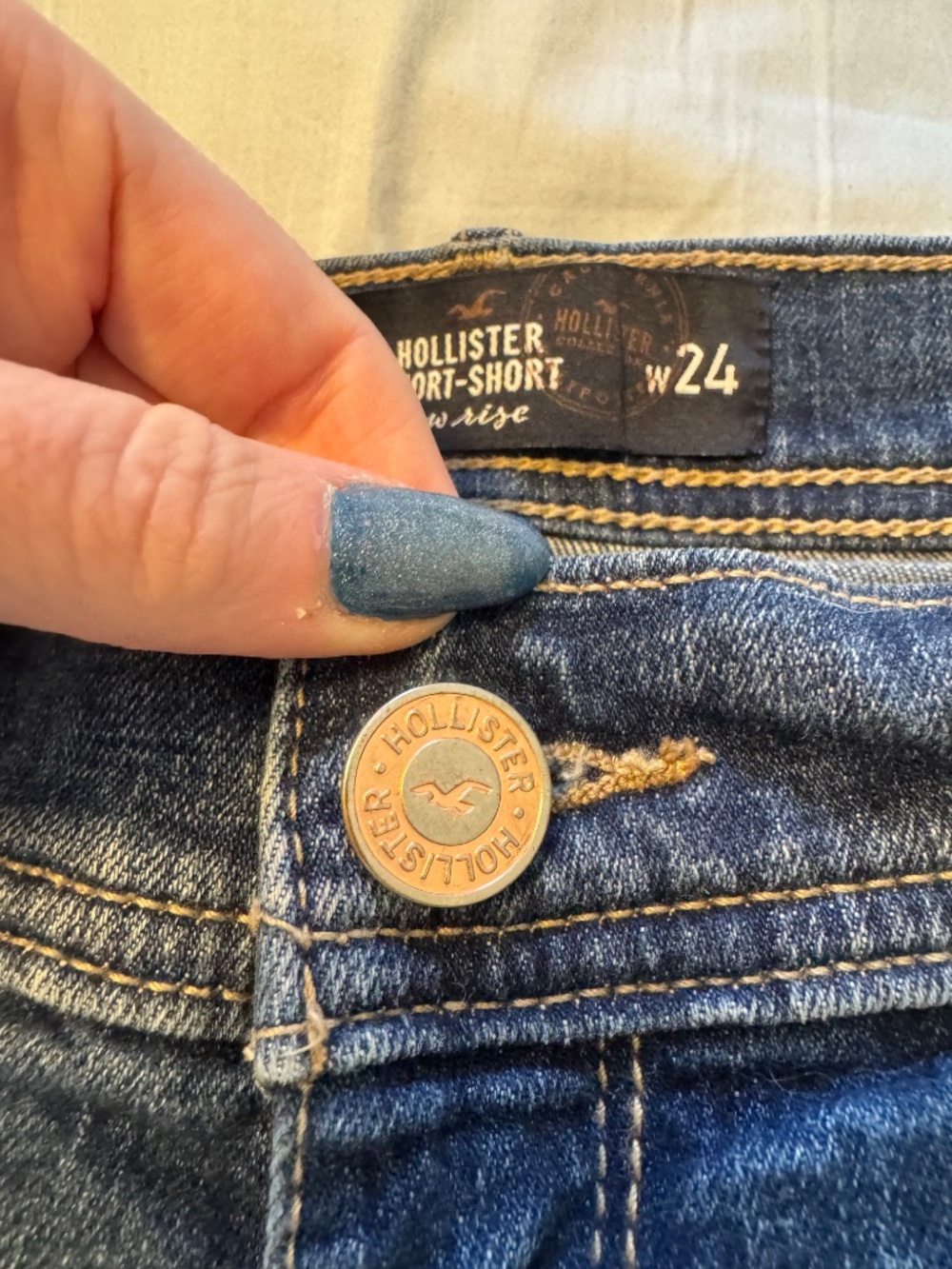 Hollister Women's Blue Distressed Short-Short Low Rise Denim Shorts Size 0 - Picture 3 of 4